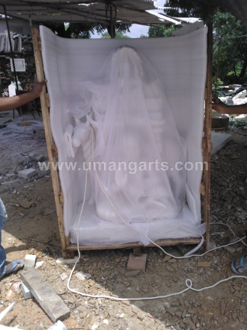 packaging marble statues in wooden box